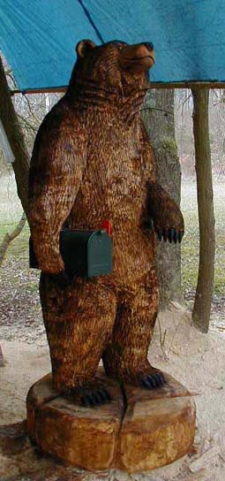 BAER MIT BRIEFKASTEN