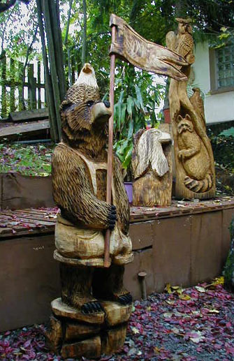 B�r mit Lederhosn und Fahne