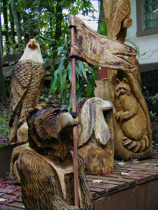 B�r mit Lederhose und Fahne