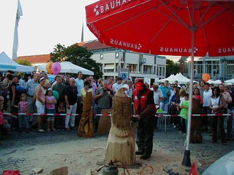 Stadtfest Aschaffenburg  2007/ Holger B�r Kettens�gen Kunst Vorf�hrung